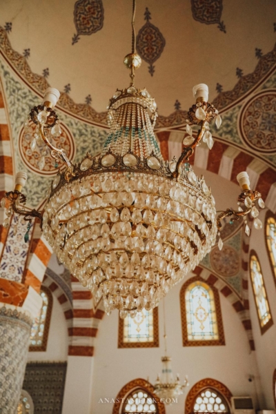 Grand chandelier hanging from the ceiling of Fırfırlı Cami Mosque.