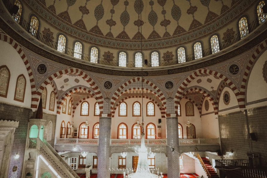 Spacious interior of Fırfırlı Cami Mosque featuring ornate decorations and architectural details.