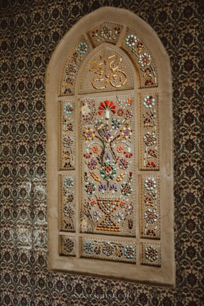 Intricate wall art with floral patterns at Fırfırlı Cami Mosque.