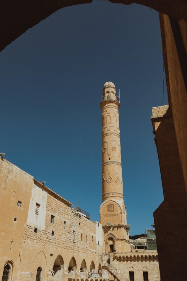 View of the minaret at the Mardin Grand Mosque against a clear sky. ​