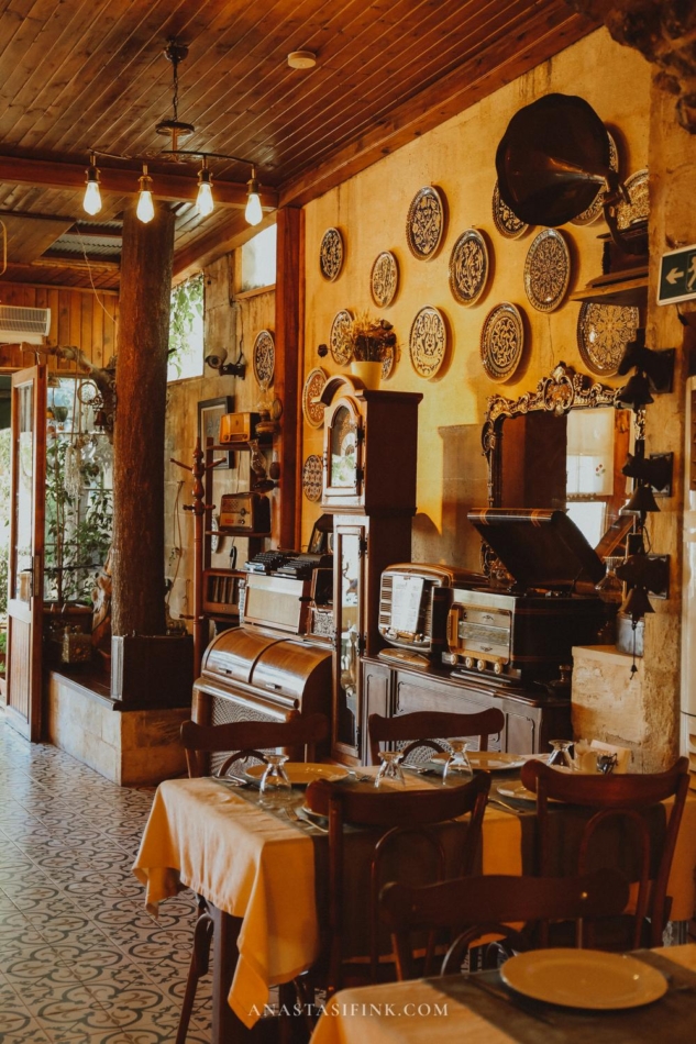 Cozy interior of Leyli Muse Mutfak restaurant in Mardin, featuring traditional decor.