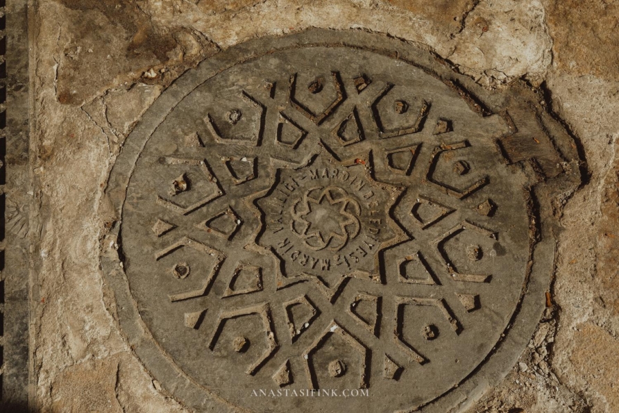 Decorative manhole cover in the streets of Mardin's old town.