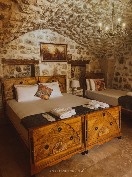 Cozy bedroom with vintage decor and stone walls at Sanliurfa Babel Hotel.