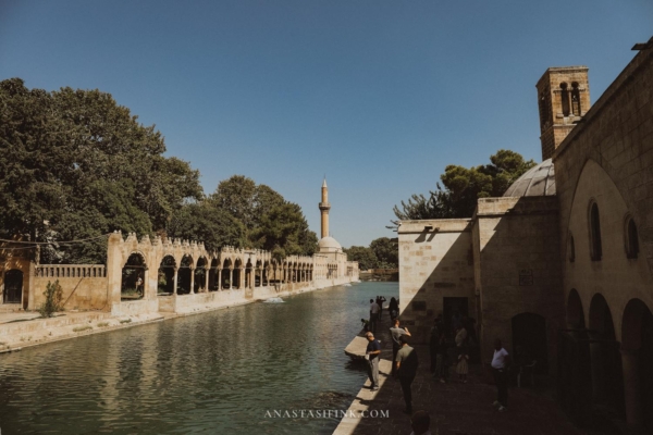 Fountain and historic buildings at the Balıklı Göl in Sanliurfa.