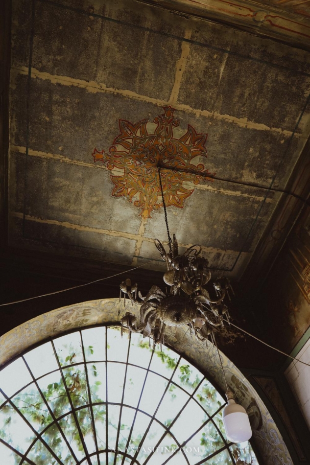 An ornate chandelier hanging from the ceiling in Papirus, Gaziantep.