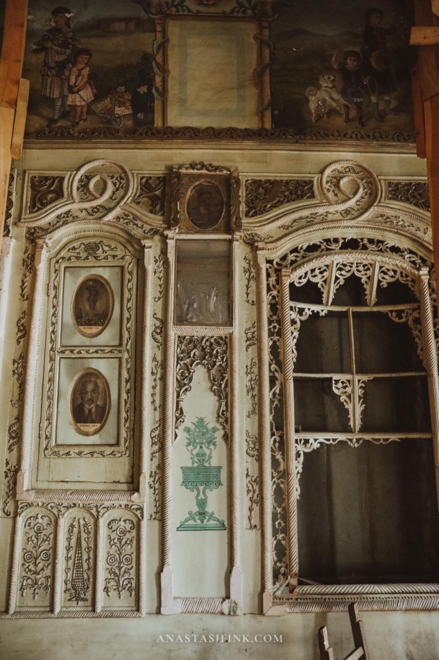 A wall adorned with decorative elements and paintings in Papirus, Gaziantep.