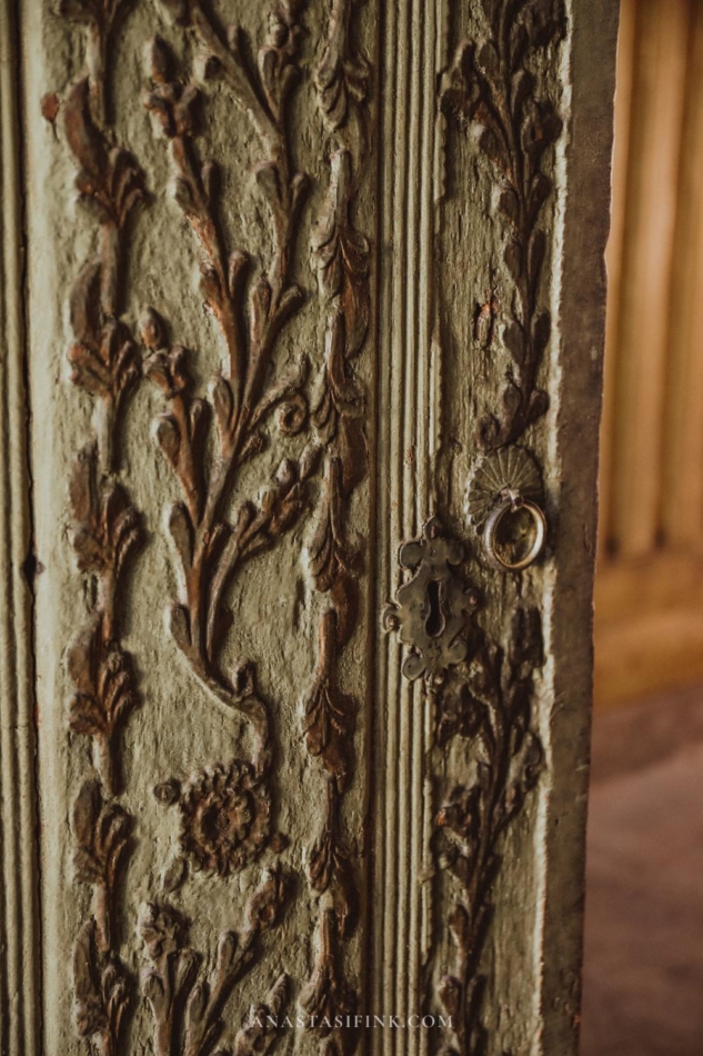 Close-up of an intricately carved door in Papirus, Gaziantep.