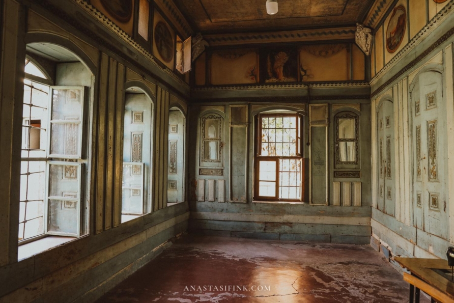 Interior view of a room in Papirus, Gaziantep, showcasing vintage decor and architecture.