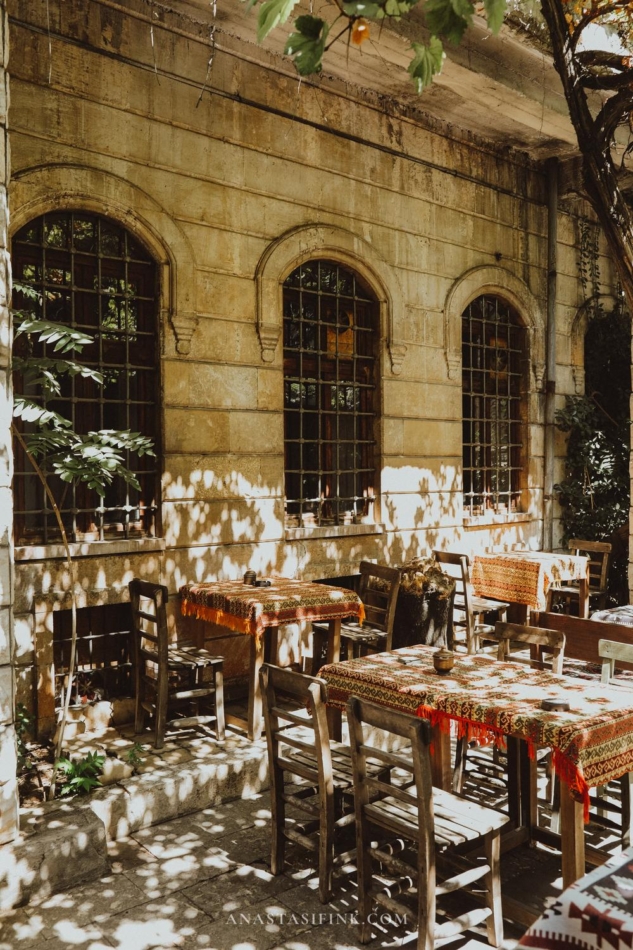 Outdoor seating area of Papirus in Gaziantep, featuring tables and chairs under a shaded area.