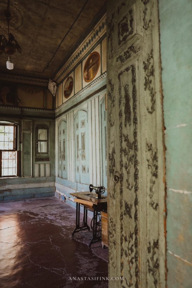 A corner of a room in Papirus, Gaziantep, highlighting architectural details.