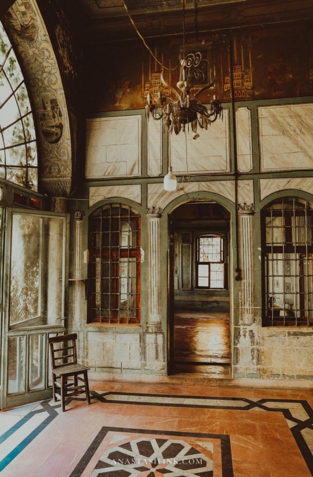 A view of a room in Papirus, Gaziantep, showing its vintage interior design.