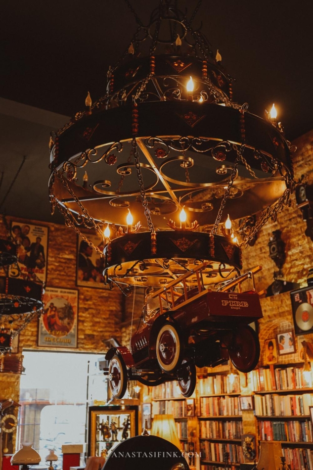 A vintage chandelier hanging in the Gramofhan Antika store.