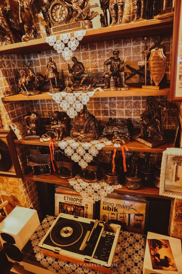 An antique record player on display in Gramofhan Antika store.