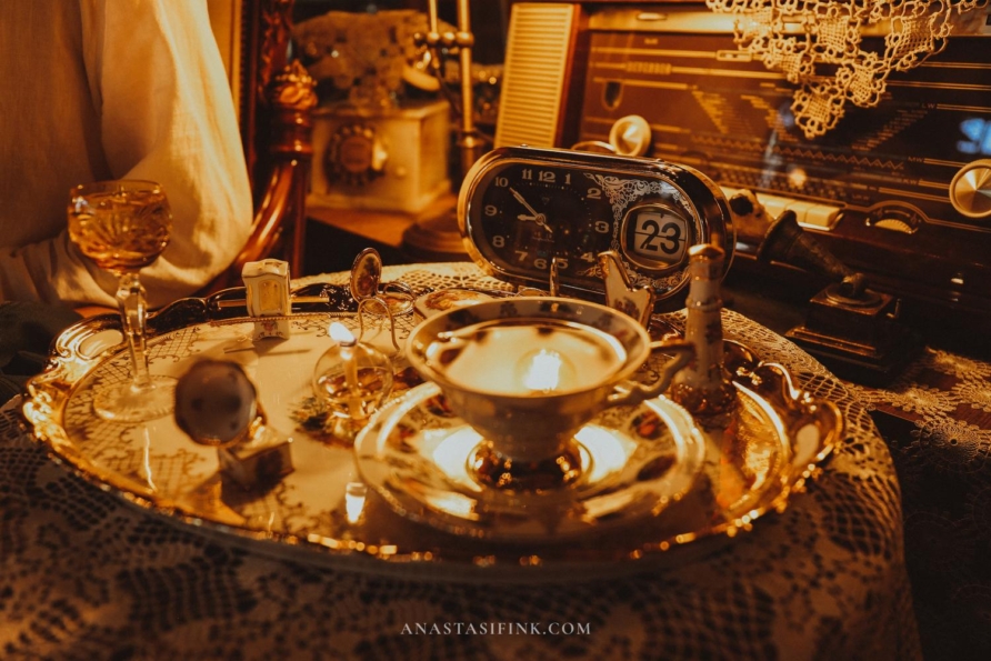 A beautifully arranged antique tea set on display in Gramofhan Antika store.