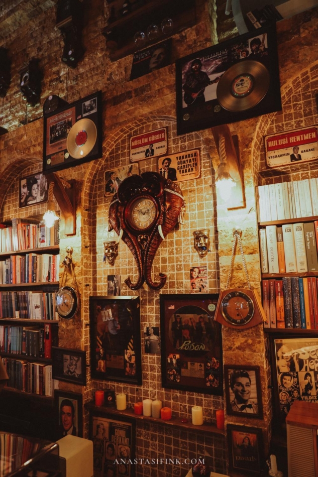 Walls decorated with various antique items and pictures in Gramofhan Antika store.