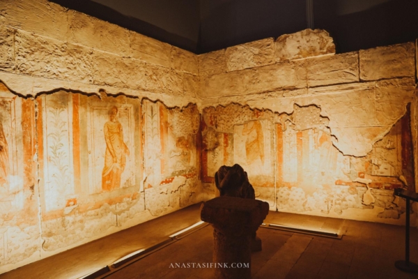 A wall painting displayed in the Zeugma Mosaic Museum, depicting ancient art.