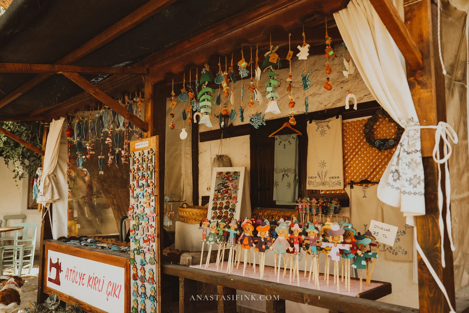 Kirli Çıkı workshop with handmade dolls and souvenirs on display
