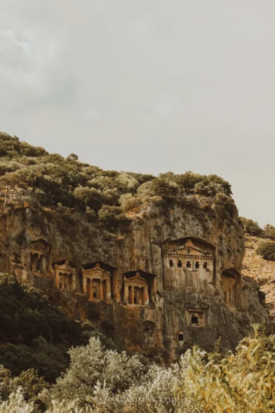 Скальные гробницы Кауноса — вид с берега, фасады храмового типа вырезаны в скале