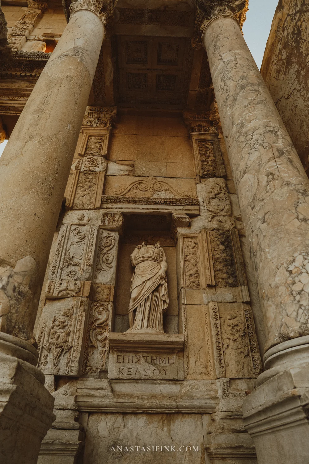 Estátua de Episteme, vista completa da escultura no seu nicho