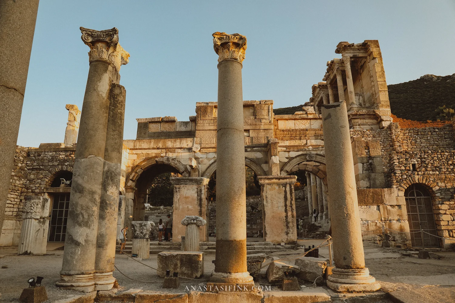Nymphaeum with arches and columns — side view