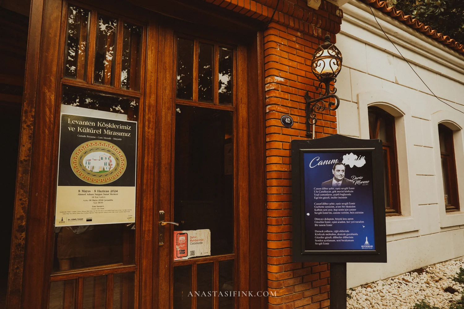 Memorial plaque and poster about Levantine mansion exhibition