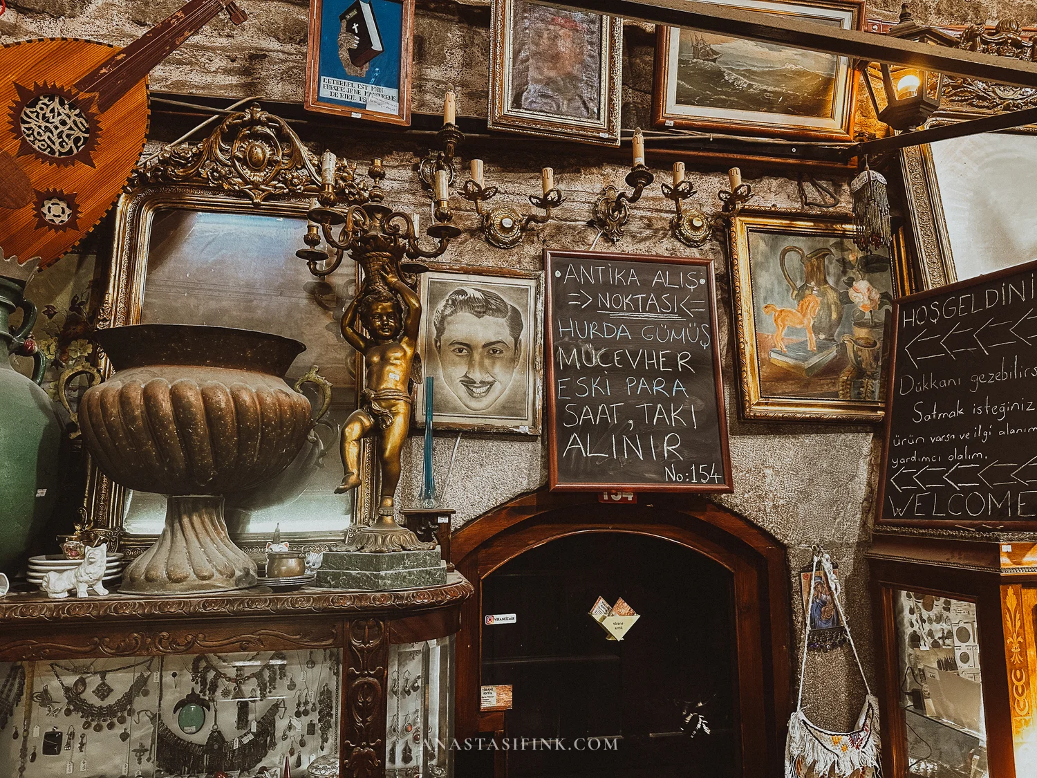 Antique shops inside the han — more like mini-museums than stores