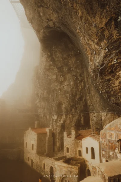 Монастырь Сумела под гигантской скалой в тумане — масштаб