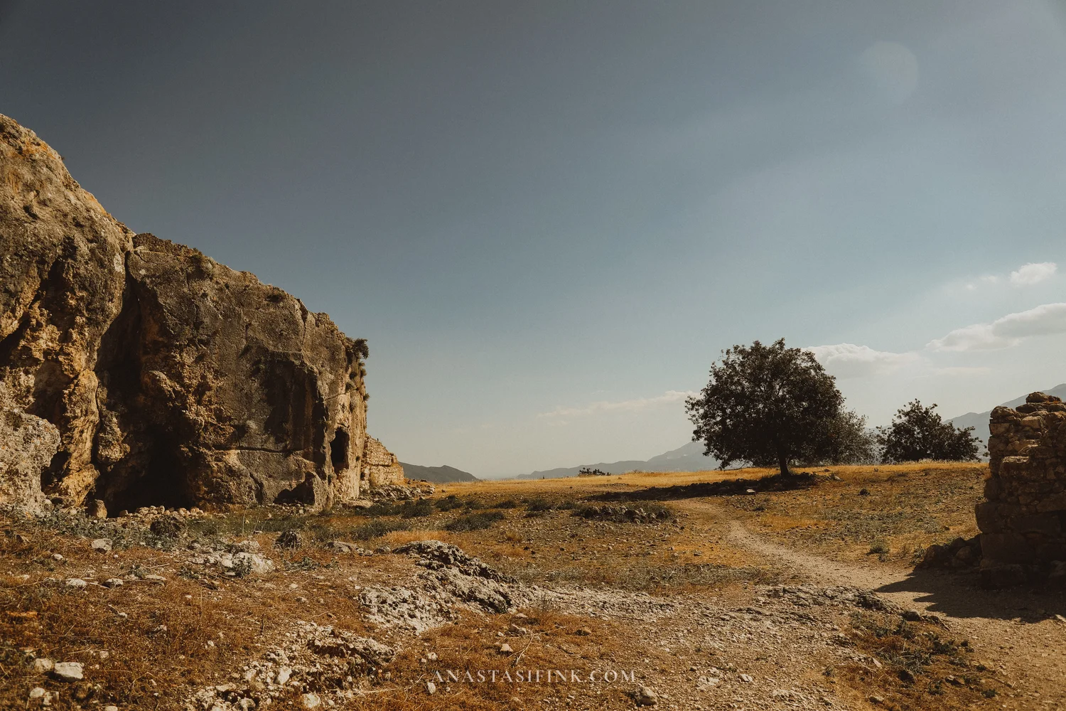 Trail between the cliff and the ruins