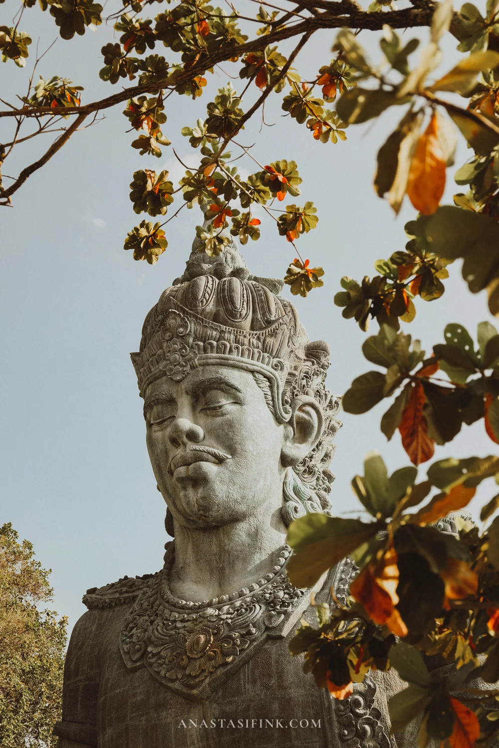 Лицо каменной статуи Вишну с короной крупным планом