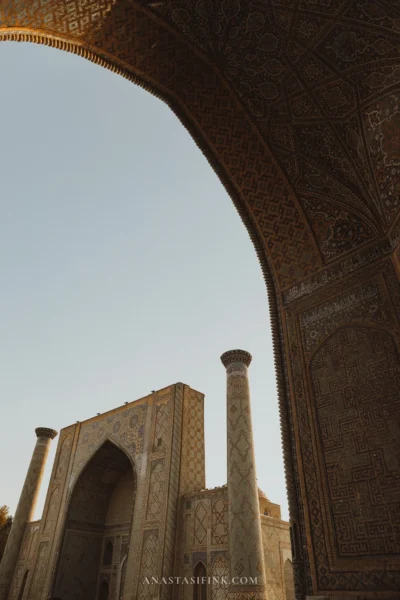 Медресе Улугбека через арку соседнего здания