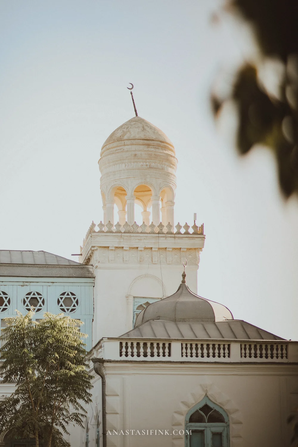 Белая башня дворца Ситораи Мохи Хоса с полумесяцем на закате