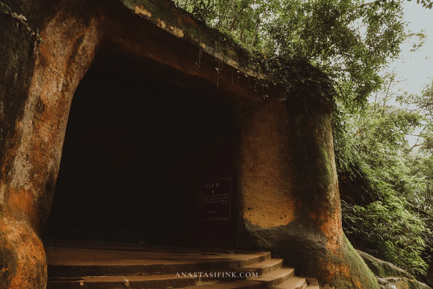 Entrance to the Cave of Blissful Maitreya in the cliff on Lingyun Mountain