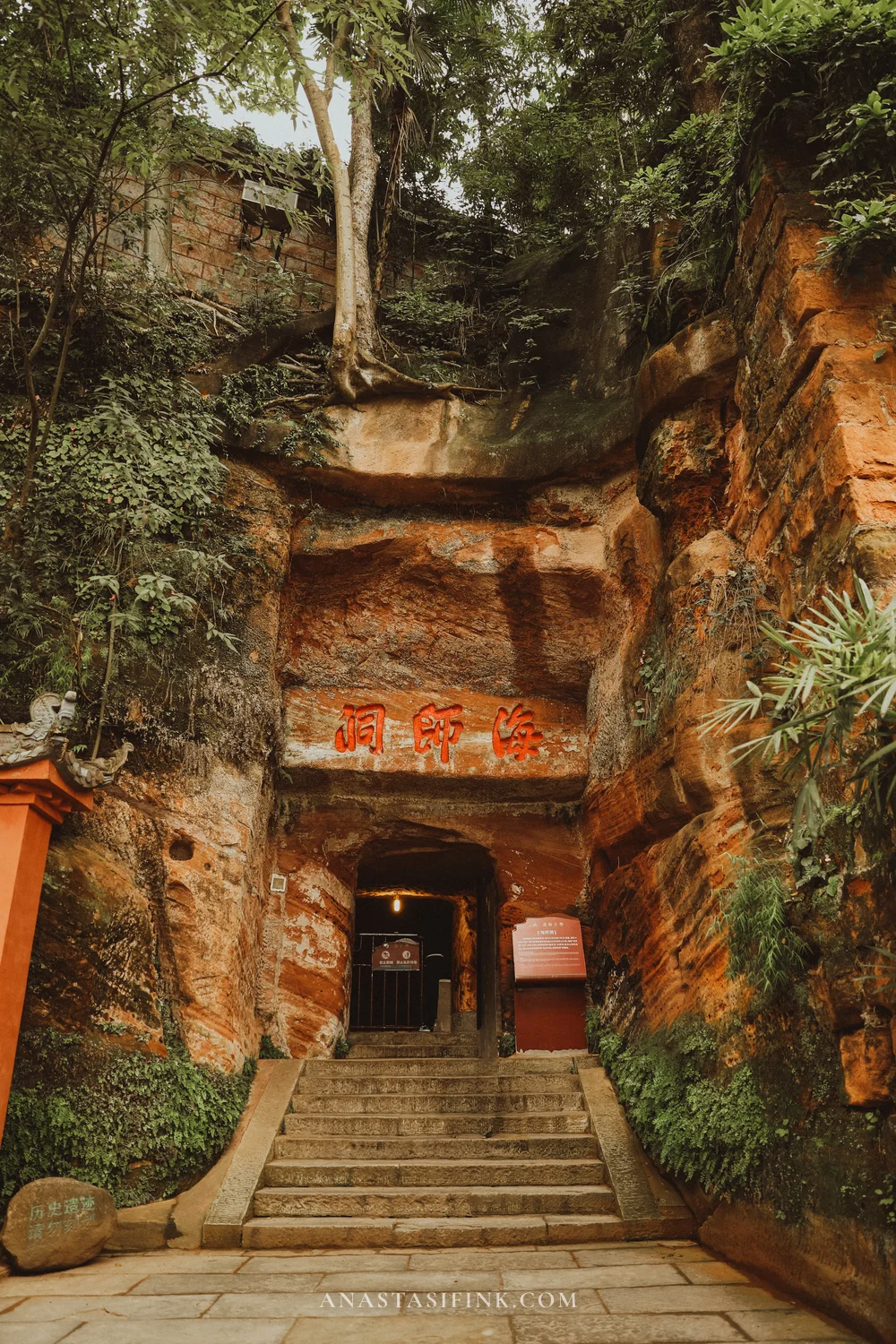 Entrance to the monk Haitong's cave in the cliff