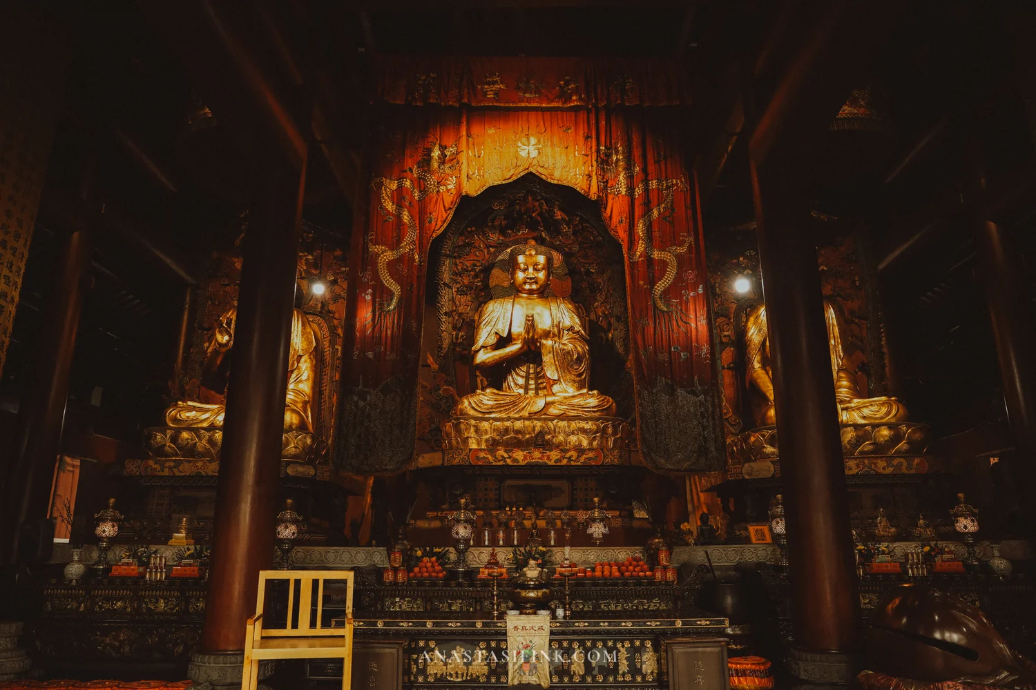Three golden Buddhas in the main hall of Lingyun Temple