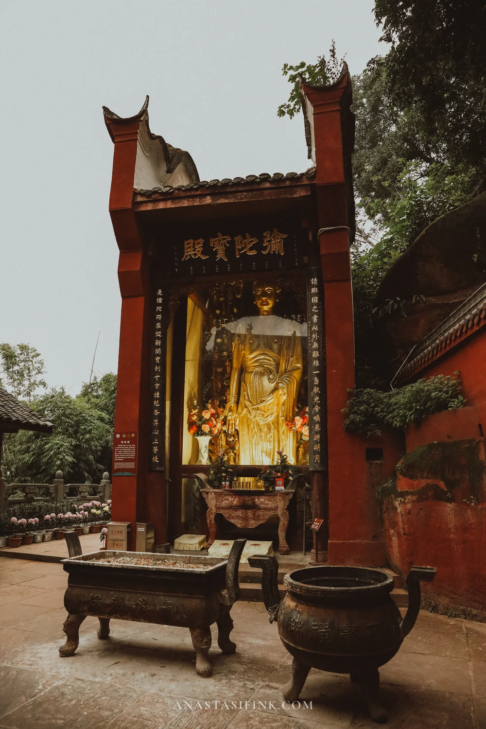 Red niche with a golden Amitabha Buddha at Wuyou Temple