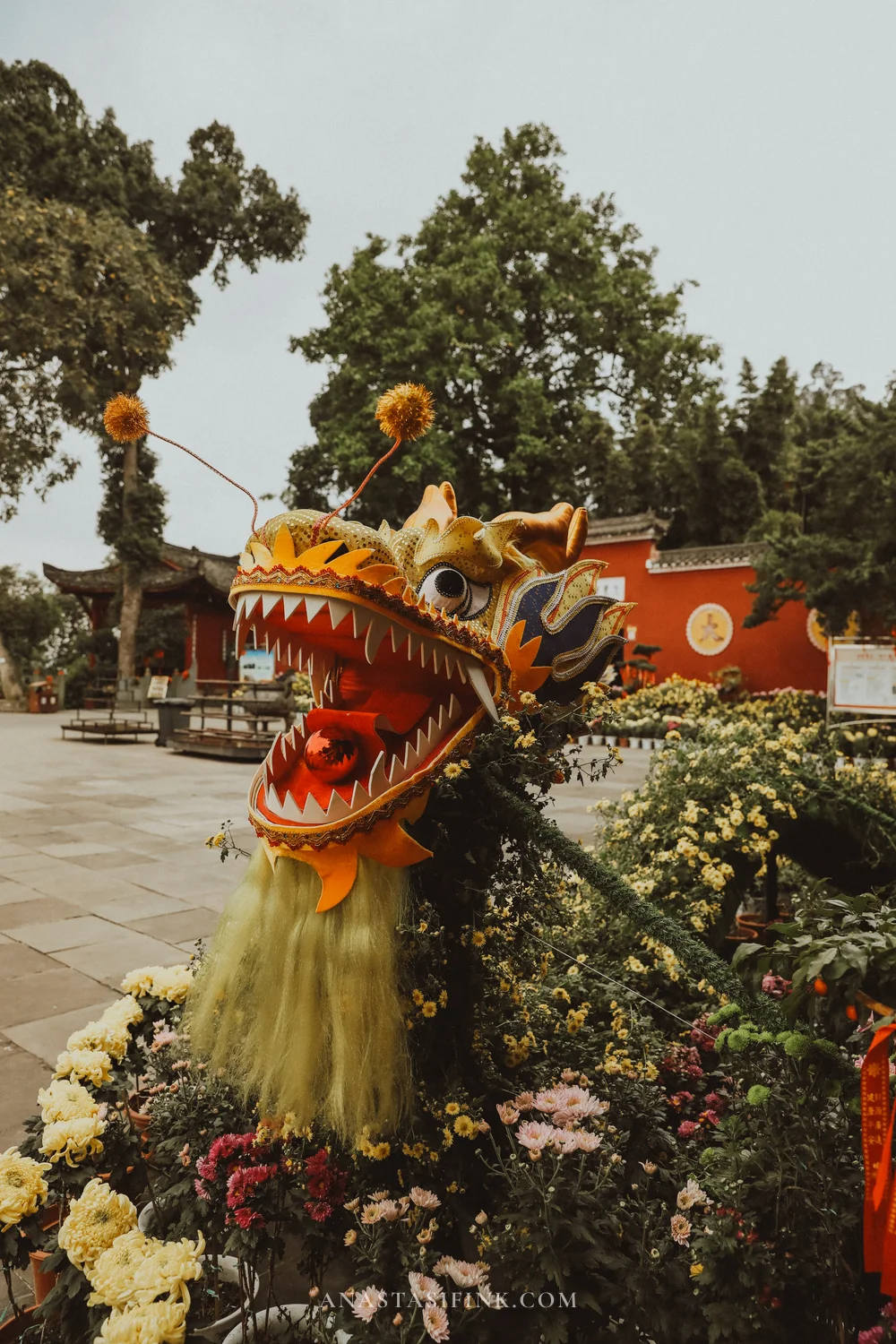 Golden dragon head and flowers at the red Wuyou Temple