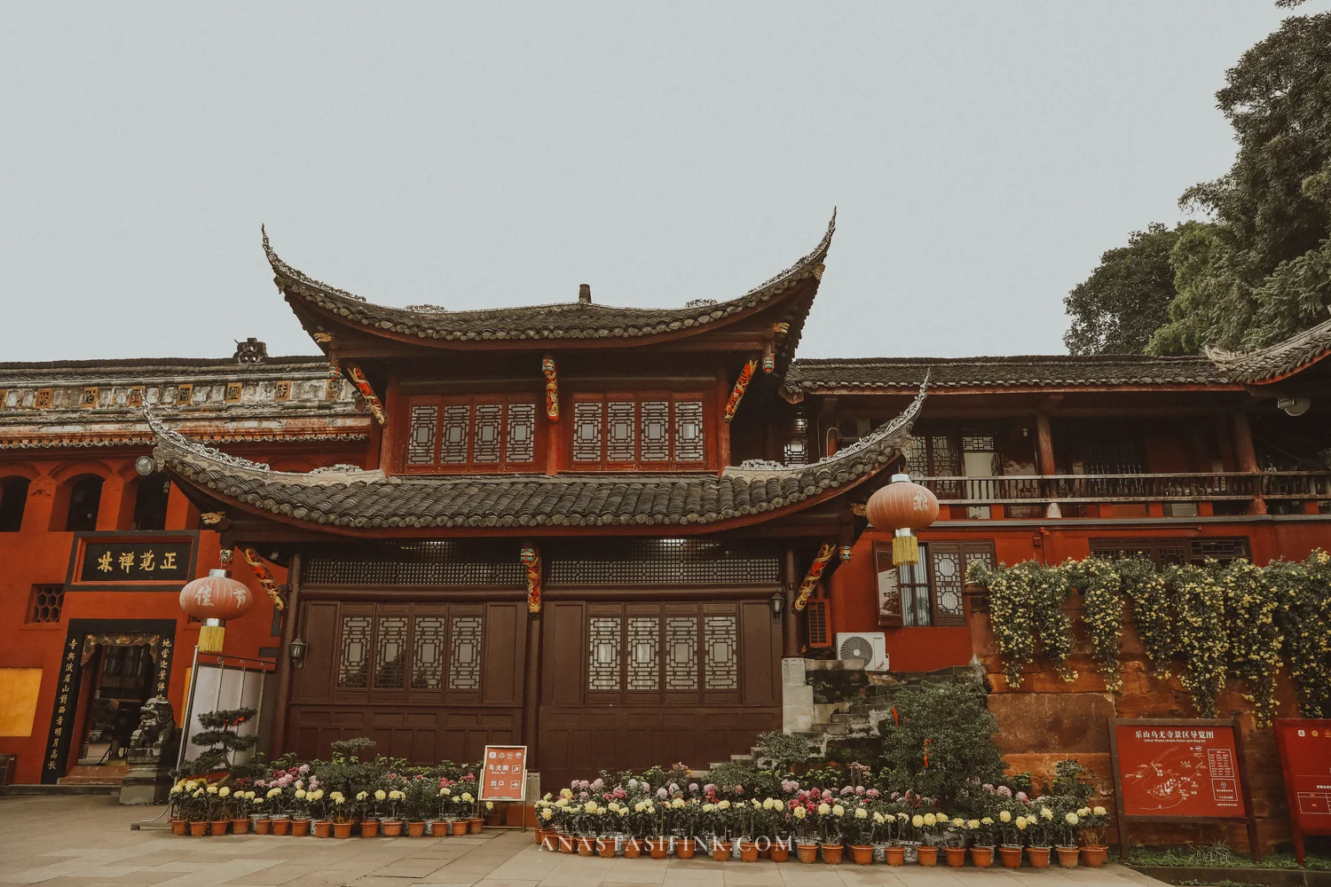 Facade of the main hall of Wuyou Temple with chrysanthemums