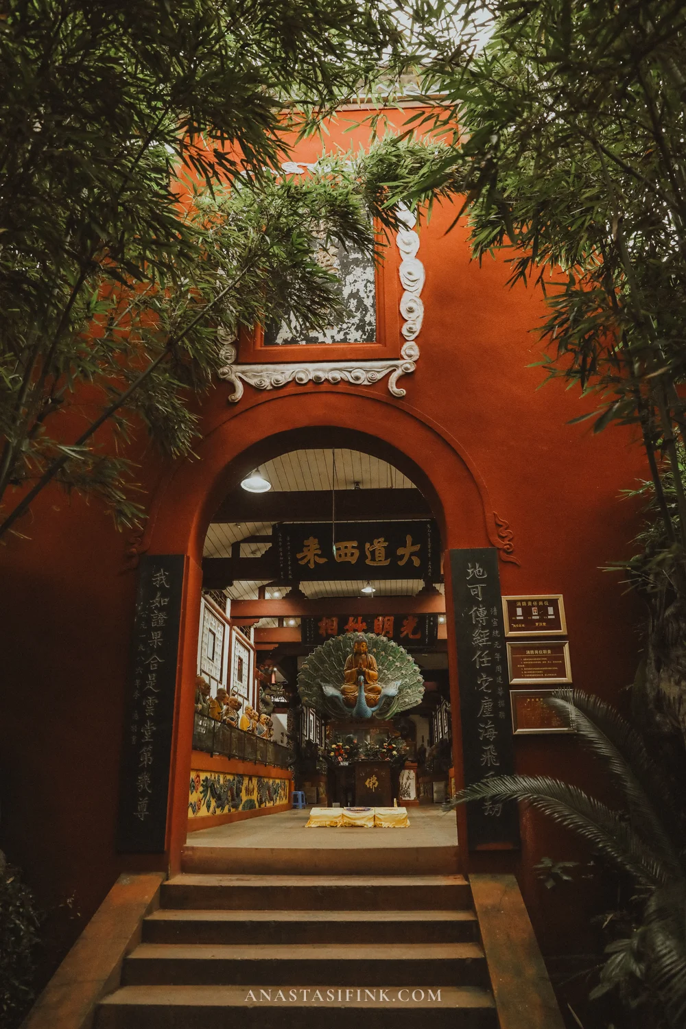 Archway with a peacock throne before a hall at Wuyou Temple