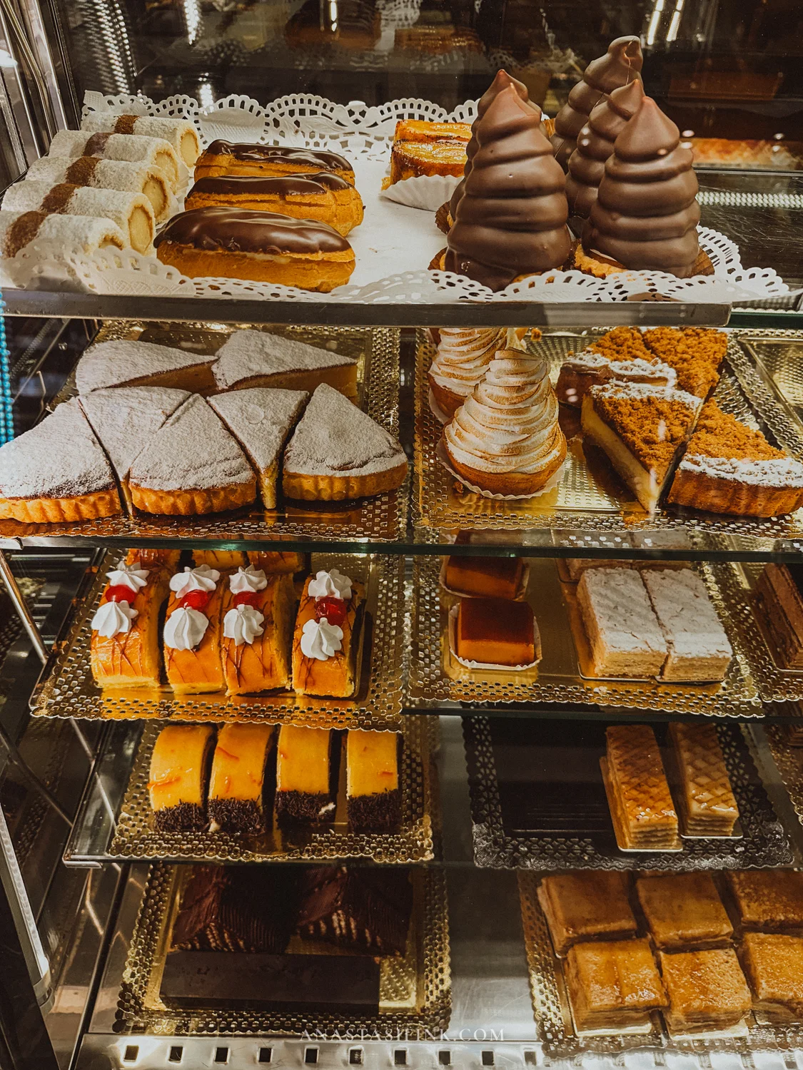 Pastry display case of Confitería La Fe in Gijón with eclairs, tartlets and meringue cones